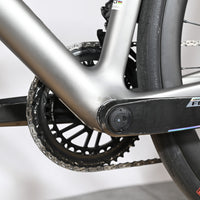 Gros plan sur le pédalier SRAM Force et le cadre gris du vélo de route Loop Sports Scott Addict RC Team 2026