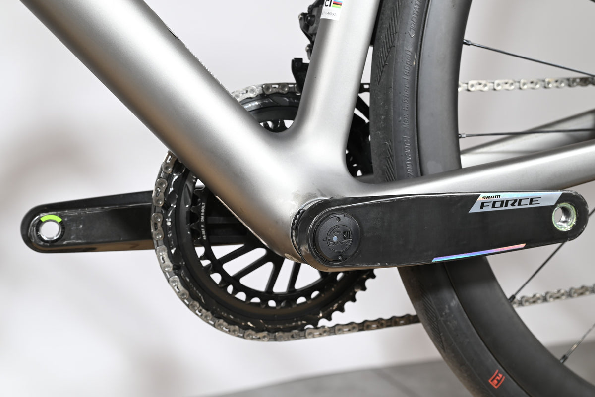 Gros plan sur le pédalier SRAM Force et le cadre gris du vélo de route Loop Sports Scott Addict RC Team 2026