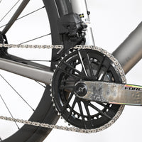 Transmission SRAM Force du vélo de route Loop Sports Scott Addict RC Team avec pédalier noir et cadre gris