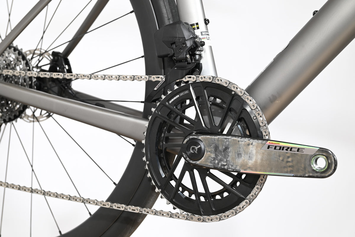 Transmission SRAM Force du vélo de route Loop Sports Scott Addict RC Team avec pédalier noir et cadre gris