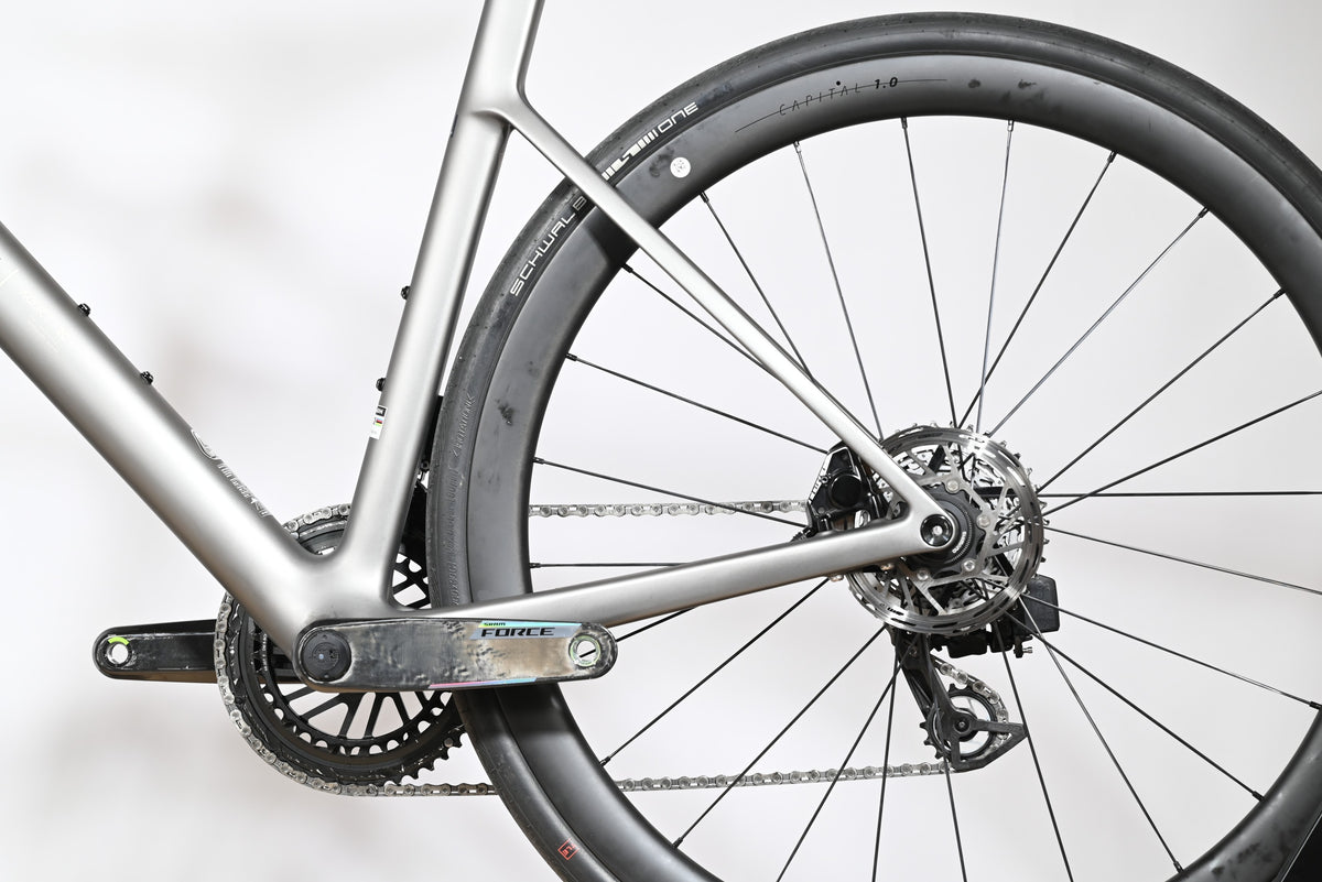 Gros plan sur la transmission et la roue arrière du vélo de route Loop Sports Scott Addict RC Team gris