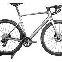 Vélo de route Scott Addict RC Team 2026 gris mat chez Loop Sports, cadre en carbone haute performance