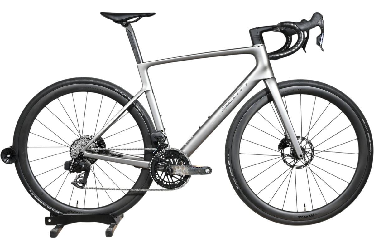 Vélo de route Scott Addict RC Team 2026 gris mat chez Loop Sports, cadre en carbone haute performance