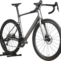 Vélo de route Scott Addict RC Team 2026 gris carbone de Loop Sports avec freins à disque et roues aérodynamiques