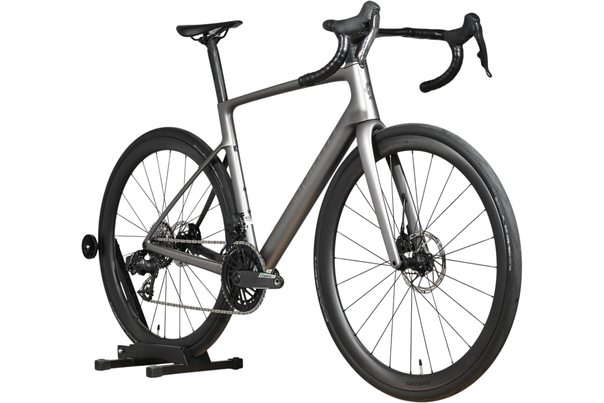 Vélo de route Scott Addict RC Team 2026 gris carbone de Loop Sports avec freins à disque et roues aérodynamiques