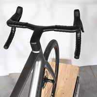 Vue rapprochée du poste de pilotage et cadre carbone gris du vélo de route Scott Addict RC Team chez Loop Sports