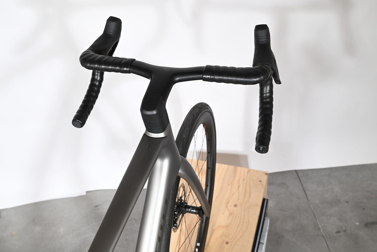 Vue rapprochée du poste de pilotage et cadre carbone gris du vélo de route Scott Addict RC Team chez Loop Sports