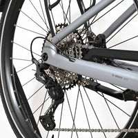 Gros plan sur la roue arrière et le dérailleur du vélo électrique Loop Sports Scott Axis 10 gris