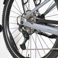 Gros plan sur la roue arrière et le dérailleur Shimano Deore du vélo électrique Loop Sports Scott Axis 10 gris