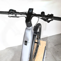 Vue plongeante du guidon du vélo électrique Loop Sports Scott Axis 10 avec écran Bosch et commandes intégrées