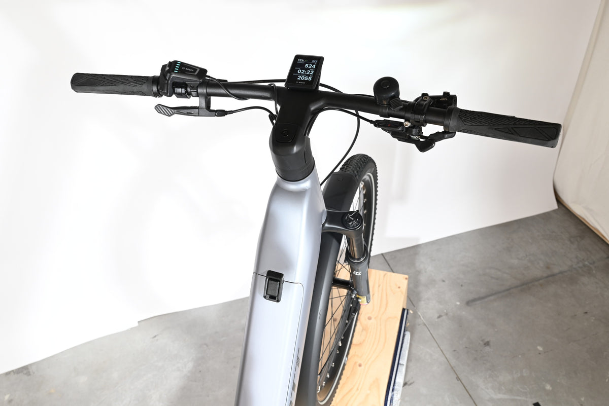 Vue plongeante du guidon du vélo électrique Loop Sports Scott Axis 10 avec écran Bosch et commandes intégrées