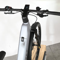 Vue rapprochée du guidon et du cadre argenté du vélo électrique Loop Sports Scott Axis 10 avec écran Bosch intégré