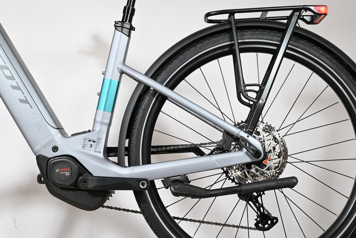 Gros plan sur le cadre arrière et le moteur Bosch Performance CX du vélo électrique Scott Axis 10 2026 de Loop Sports