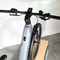 Vue rapprochée du guidon et du cadre gris du vélo électrique Loop Sports Scott Axis 10 avec écran Bosch intégré