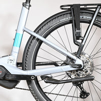 Vue latérale arrière du vélo électrique Loop Sports Scott Axis 10 gris avec moteur Bosch Performance Line CX