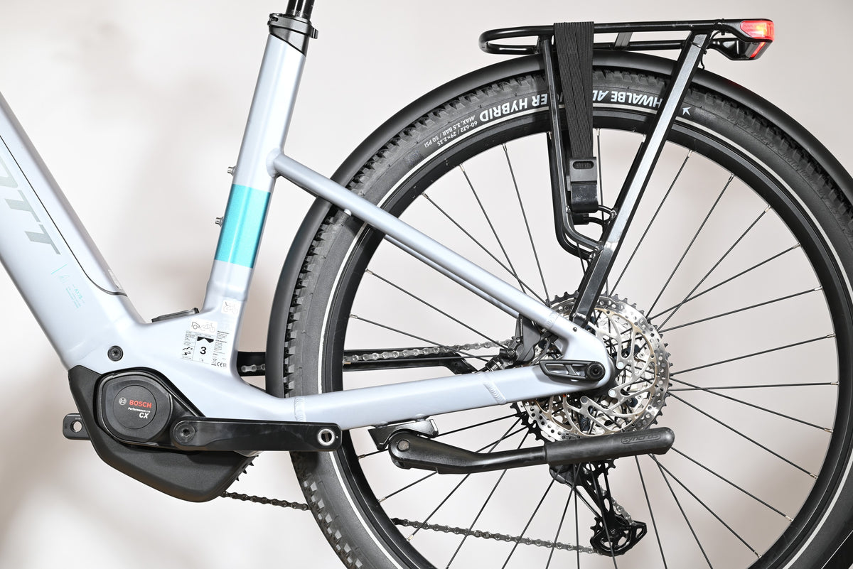 Vue latérale arrière du vélo électrique Loop Sports Scott Axis 10 gris avec moteur Bosch Performance Line CX