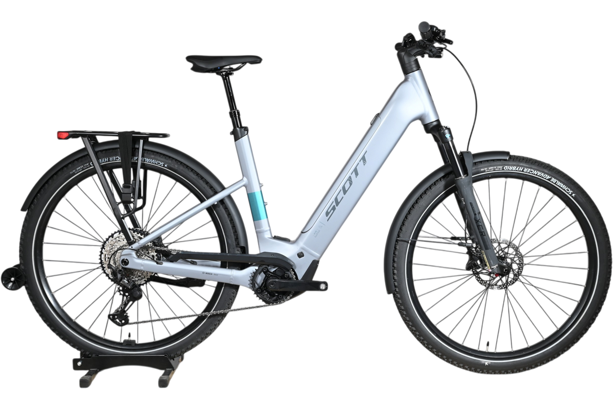 Vélo électrique Scott Axis 10 2026 gris clair de Loop Sports avec porte-bagages et pneus tout-terrain