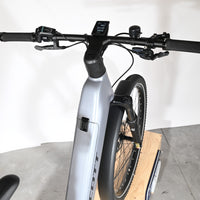 Vue rapprochée du guidon et du cadre gris du vélo électrique Loop Sports Scott Axis 10 avec écran Bosch intégré