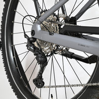Gros plan sur la transmission arrière et le dérailleur Shimano XT d'un vélo électrique Loop Sports Scott Axis 10 gris