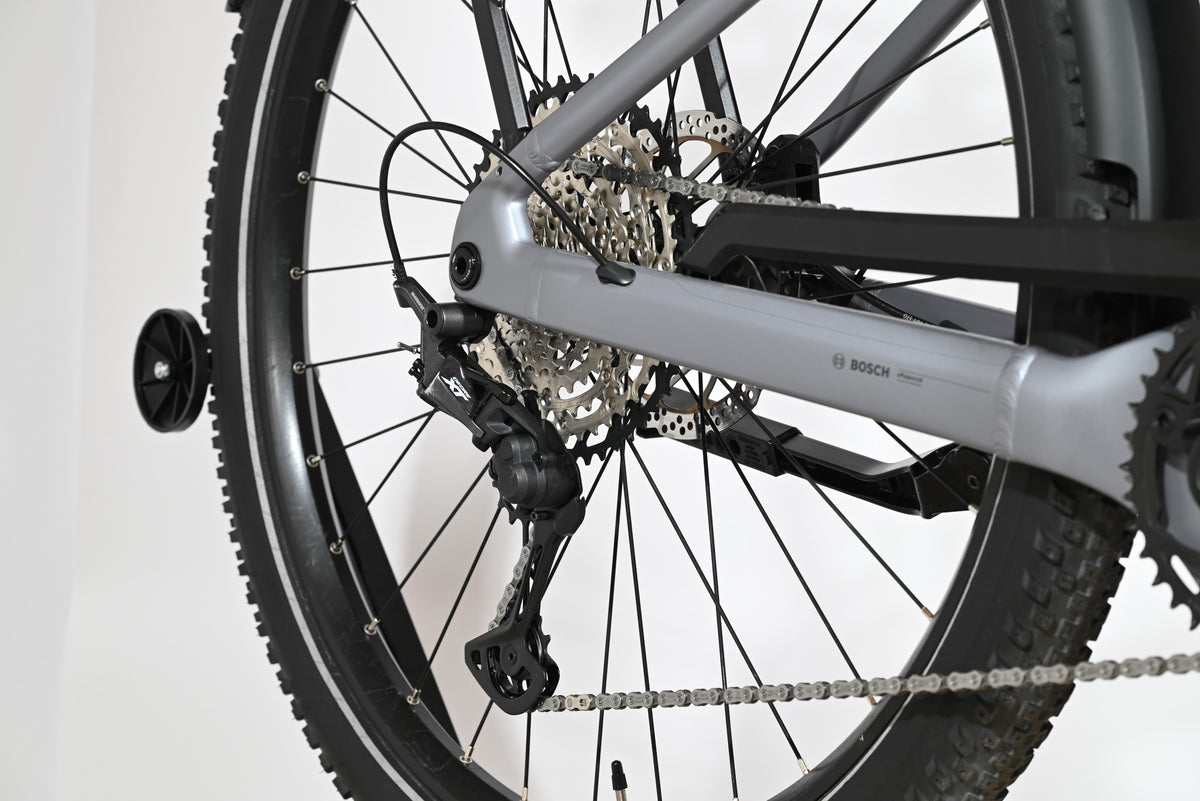 Gros plan sur la transmission arrière et le dérailleur Shimano XT d'un vélo électrique Loop Sports Scott Axis 10 gris