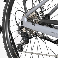 Gros plan sur la roue arrière et le dérailleur Shimano XT du vélo électrique gris Scott Axis 10 de Loop Sports