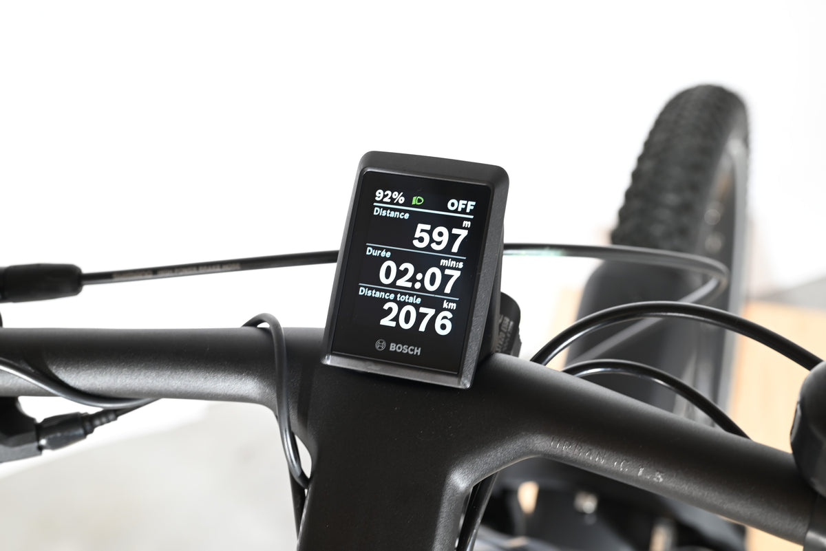 Écran Bosch Kiox sur le guidon du vélo électrique Loop Sports Scott Axis 10 affichant les données de trajet