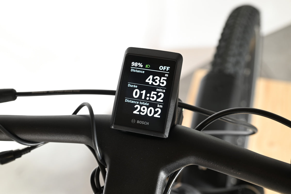 Écran de contrôle Bosch sur le guidon du vélo électrique Loop Sports Scott Axis 10 affichant les données de trajet