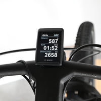 Écran de contrôle Bosch sur le guidon du vélo électrique Scott Axis 10 chez Loop Sports affichant les données