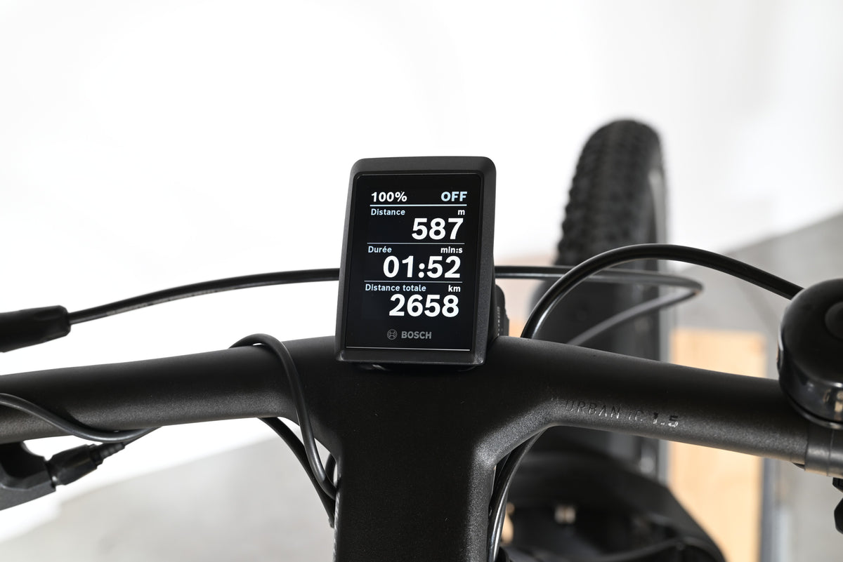 Écran de contrôle Bosch sur le guidon du vélo électrique Scott Axis 10 chez Loop Sports affichant les données