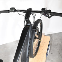 Vue de dessus du guidon et du cadre noir du vélo électrique Loop Sports Scott Axis Eride 10 avec écran Bosch