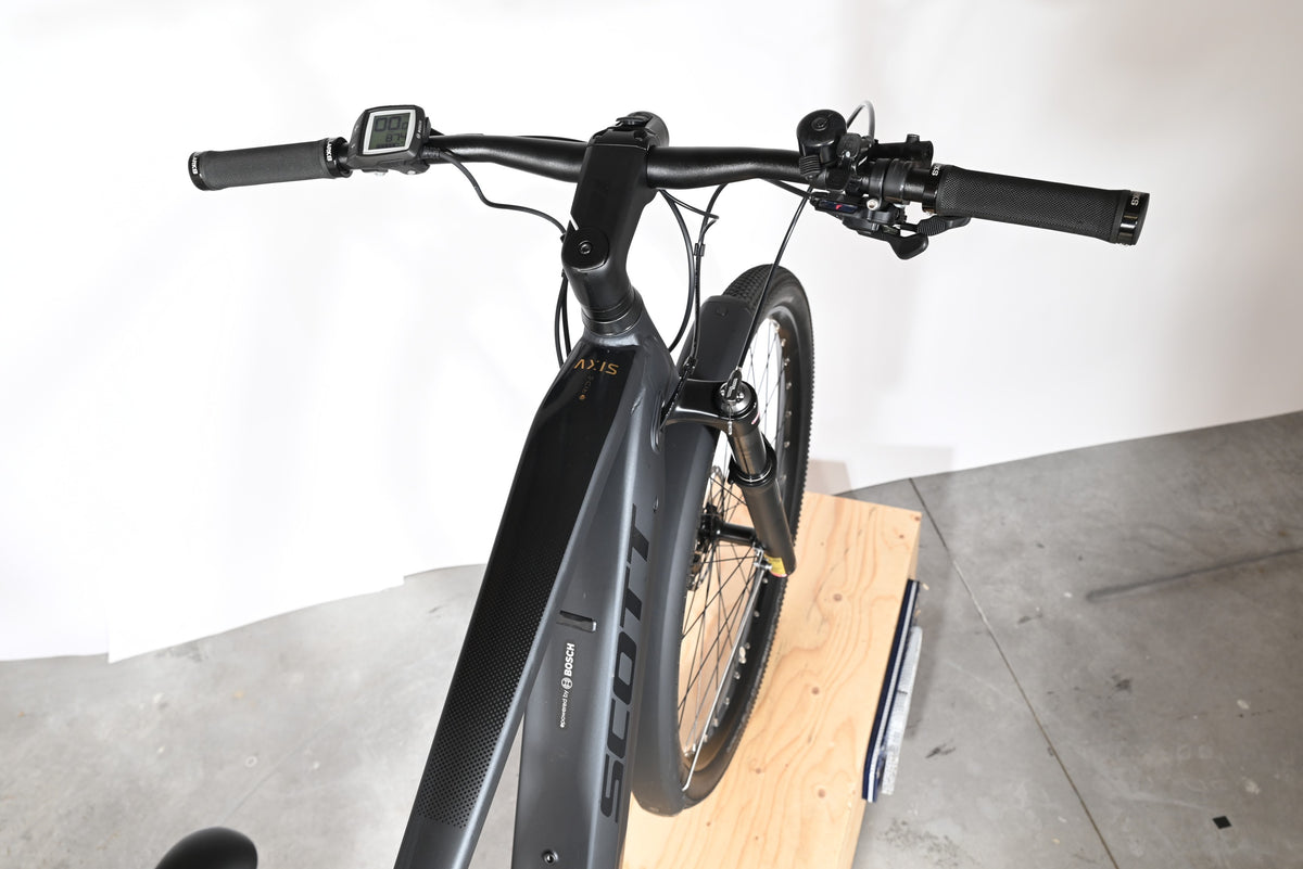 Vue de dessus du guidon et du cadre noir du vélo électrique Loop Sports Scott Axis Eride 10 avec écran Bosch