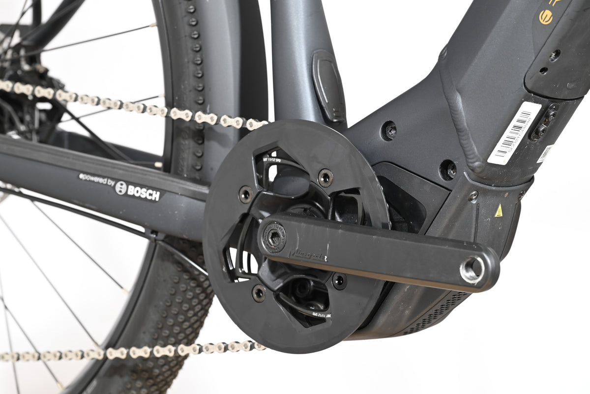 Gros plan sur le moteur Bosch et le pédalier du vélo électrique Scott Axis Eride 10 de Loop Sports