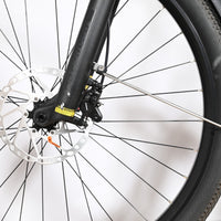 Gros plan sur la roue avant, le frein à disque et la fourche du vélo électrique Loop Sports Scott Axis Eride 10