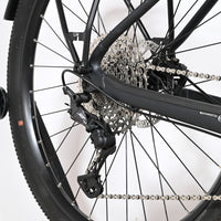 Gros plan sur la transmission arrière et le dérailleur Shimano XT du vélo électrique Loop Sports Scott Axis Eride 10
