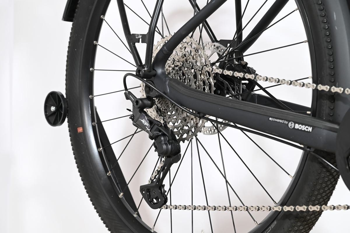 Gros plan sur la transmission arrière et le dérailleur Shimano XT du vélo électrique Loop Sports Scott Axis Eride 10