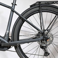 Vue latérale arrière du vélo électrique Loop Sports Scott Axis Eride 10 gris mat avec moteur Bosch et porte-bagages