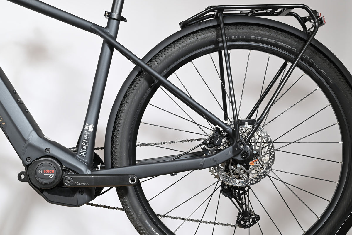 Vue latérale arrière du vélo électrique Loop Sports Scott Axis Eride 10 gris mat avec moteur Bosch et porte-bagages