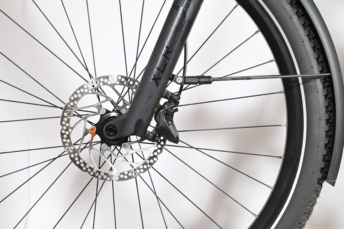Gros plan sur le frein à disque hydraulique et la fourche avant du vélo Loop Sports Scott Axis 10