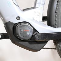 Moteur Bosch Performance Line CX sur cadre de vélo électrique gris Loop Sports Scott Axis 10