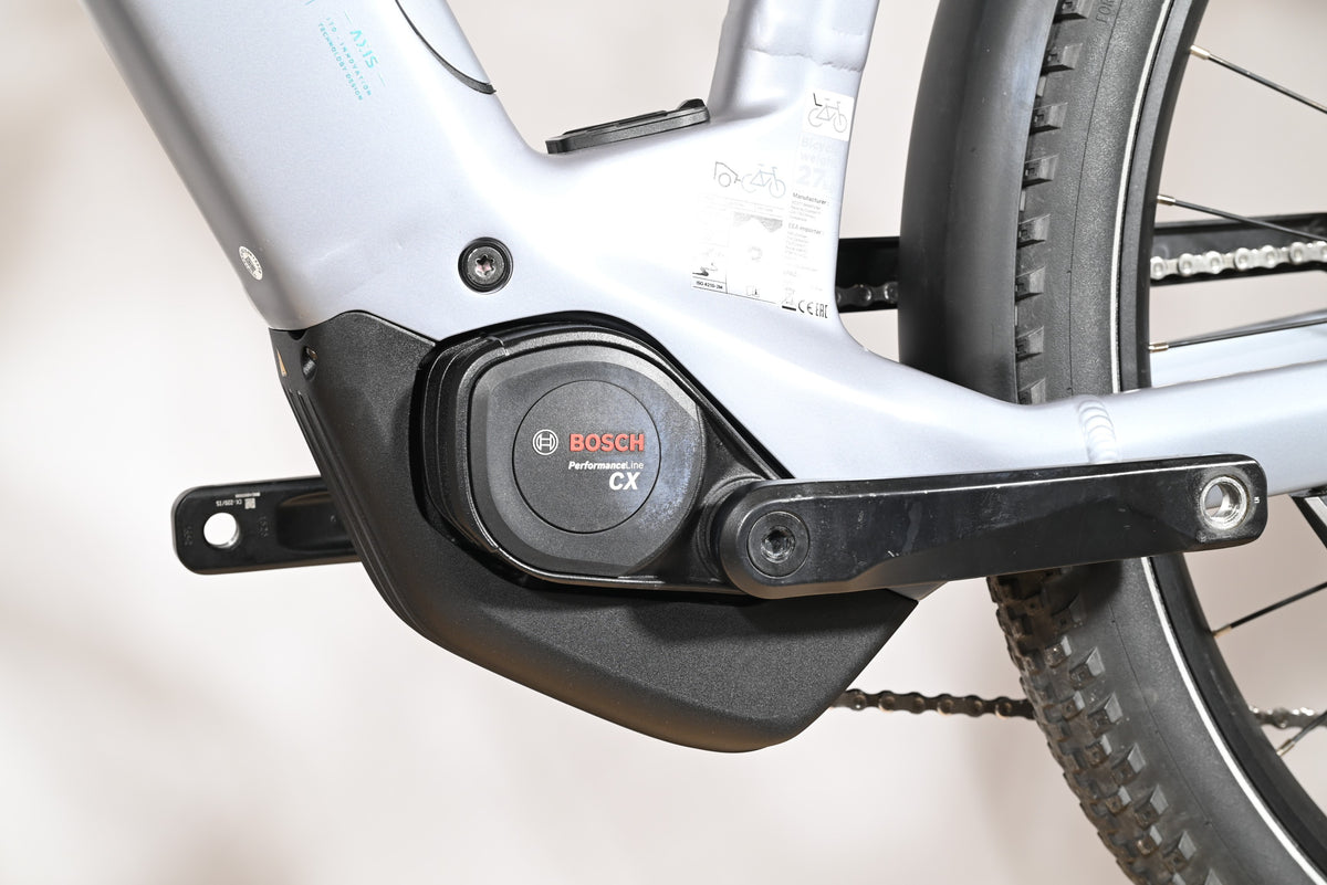 Moteur Bosch Performance Line CX sur cadre de vélo électrique gris Loop Sports Scott Axis 10