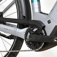 Gros plan sur le moteur Bosch et le pédalier du vélo électrique Loop Sports Scott Axis 10 gris