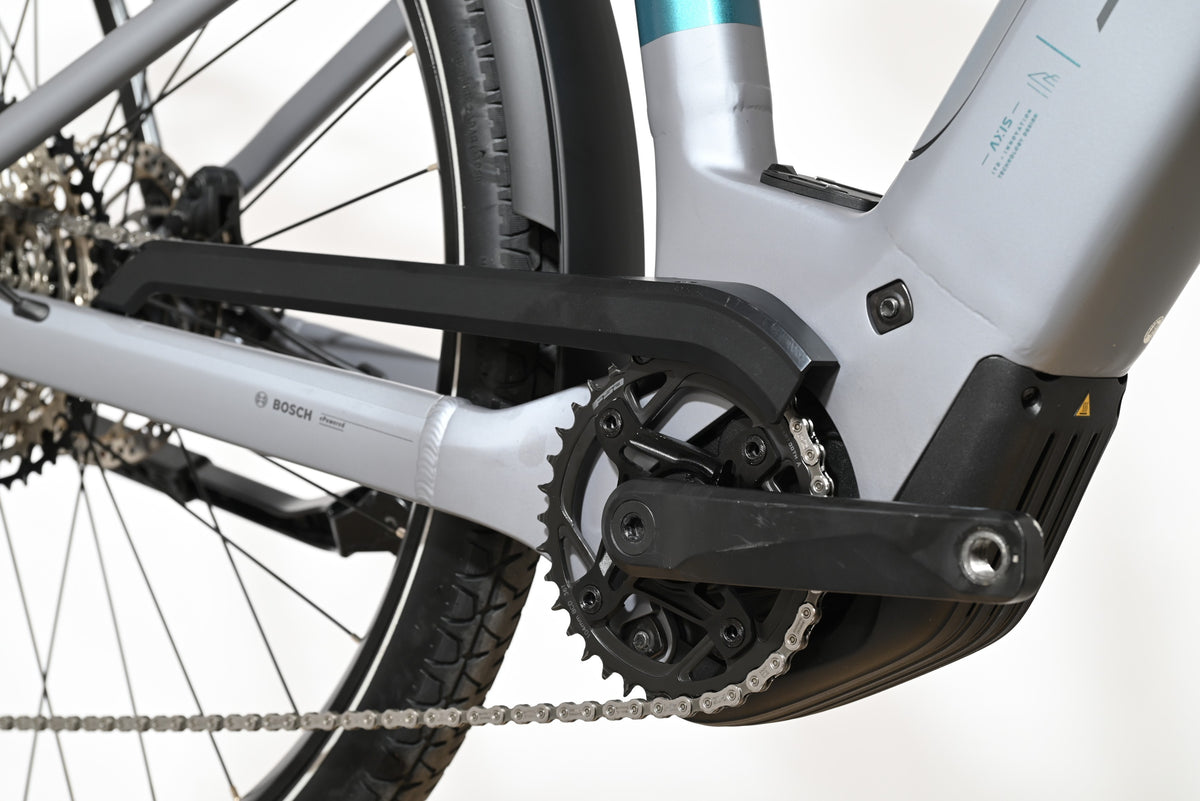 Gros plan sur le moteur Bosch et le pédalier du vélo électrique Loop Sports Scott Axis 10 gris