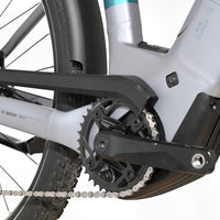 Gros plan sur le moteur Bosch et le pédalier du vélo électrique Loop Sports Scott Axis 10 gris