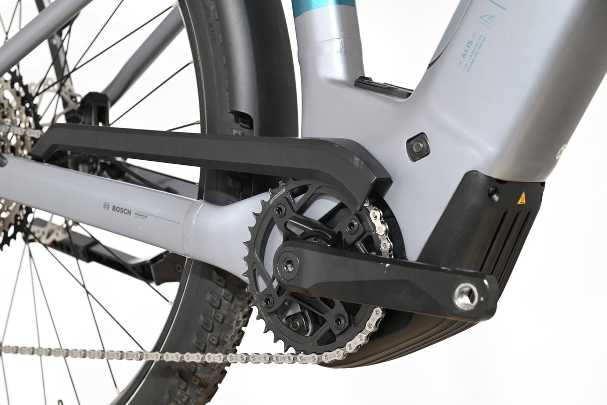 Gros plan sur le moteur Bosch et le pédalier du vélo électrique Loop Sports Scott Axis 10 gris