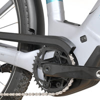 Gros plan sur le pédalier et le moteur Bosch d'un vélo électrique Loop Sports Scott Axis 10 gris