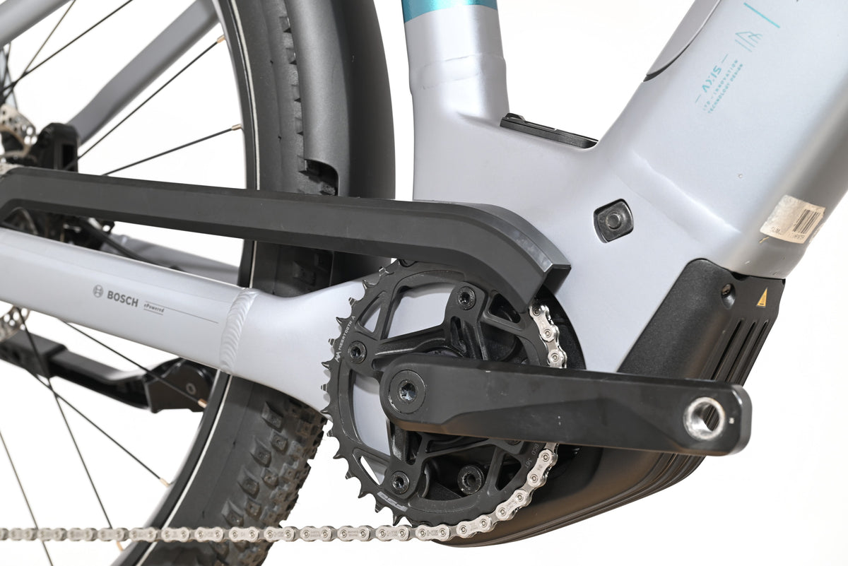 Gros plan sur le pédalier et le moteur Bosch d'un vélo électrique Loop Sports Scott Axis 10 gris