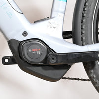 Moteur Bosch Performance Line CX sur cadre de vélo électrique gris clair Loop Sports Scott Axis 10