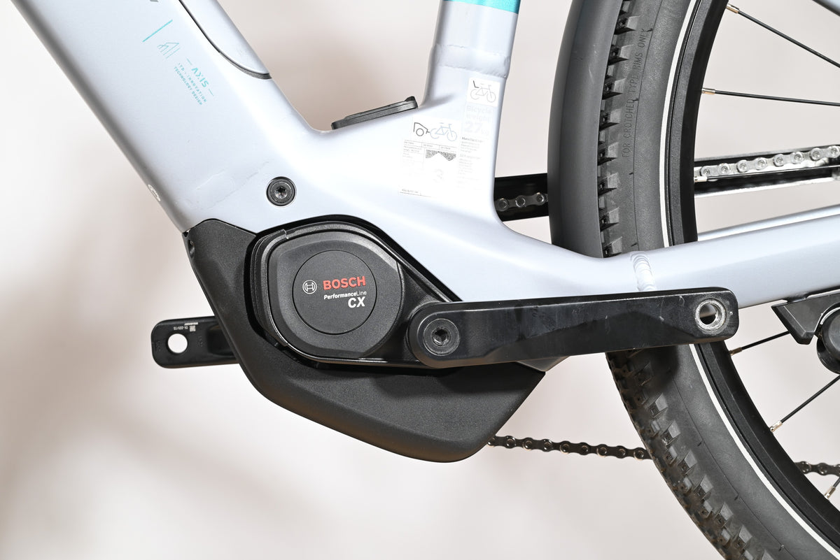 Moteur Bosch Performance Line CX sur cadre de vélo électrique gris clair Loop Sports Scott Axis 10