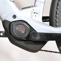 Moteur Bosch Performance Line CX sur cadre de vélo électrique gris clair Loop Sports Scott Axis 10