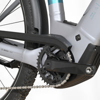 Gros plan sur le moteur Bosch et le pédalier du vélo électrique Loop Sports Scott Axis 10 gris